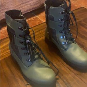 Women’s SOREL Boots Sz 5  Olive Green color